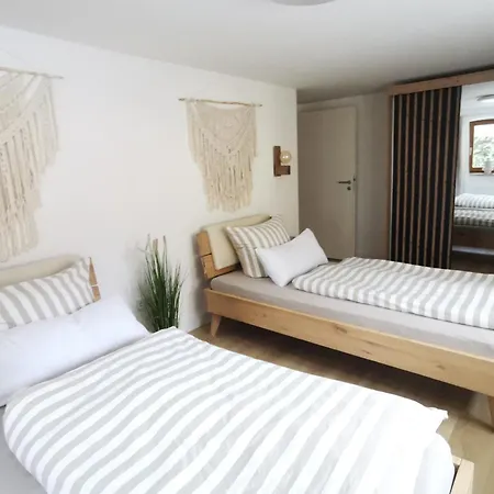 Waldblick Mit Pool Und Kinderspielplatz Apartment